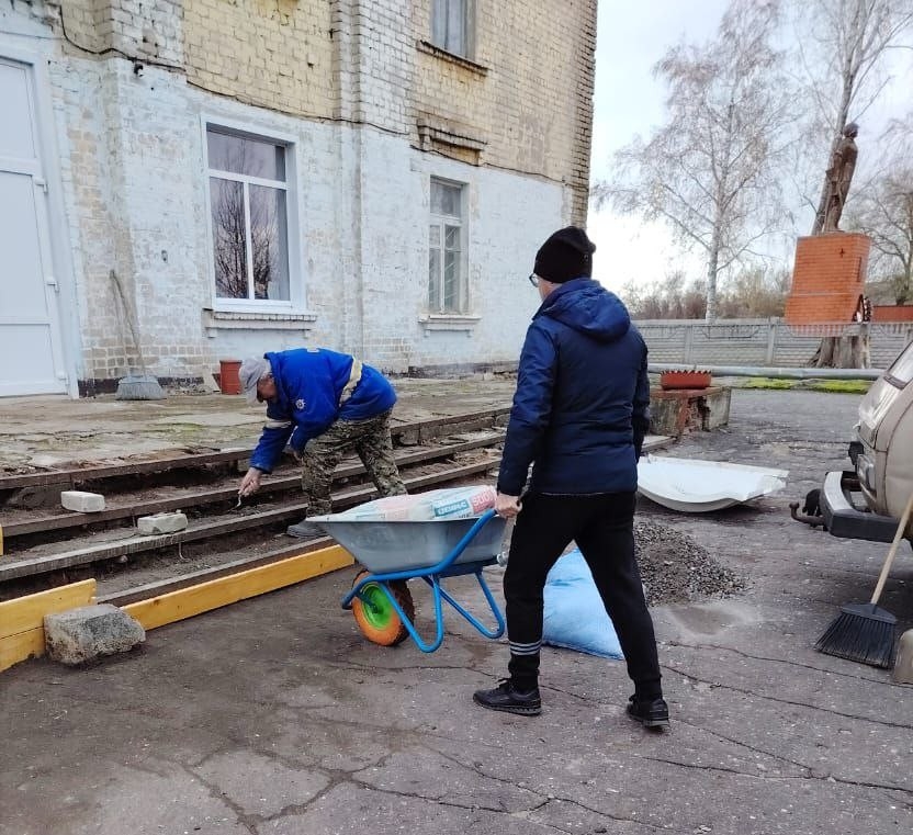 Культработники и активисты села провели ремонт входных ступеней Волоконовского дома культуры.