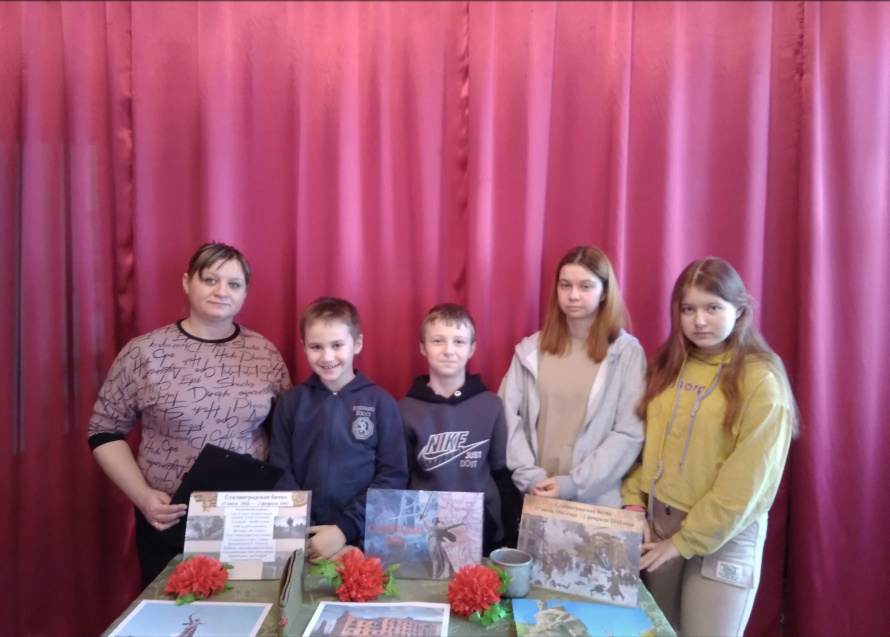 В Волоконовском сельском клубе прошёл патриотический час "Ты в памяти и сердце-Сталинград".
