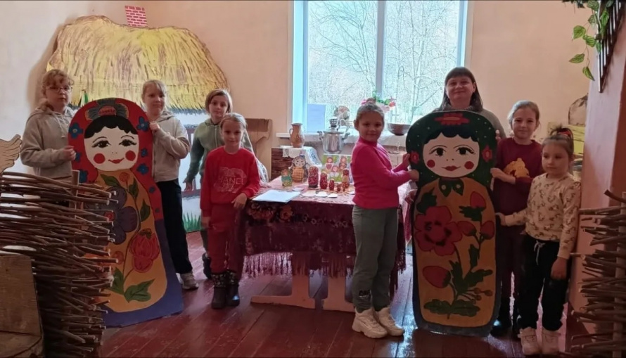 Ко дню рождения русской матрёшки в Волоконовском Доме культуры прошла познавательная программа "Матрёшкин праздник".