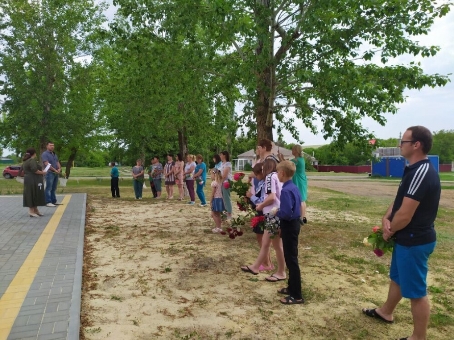 22 июня в День памяти и скорби, у памятника воинам освободителям в центре села Бондарево жители возложили цветы и венки -"И люди встали ,как щиты.Гордиться ими вправе ты"