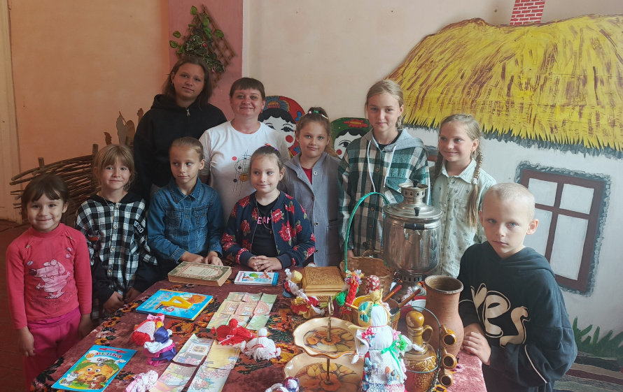 В Волоконовском Доме культуры в рамках межведомственного проекта «Культура для школьников» прошла познавательно-игровая программа ко Дню фольклора «Волшебное лукошко».