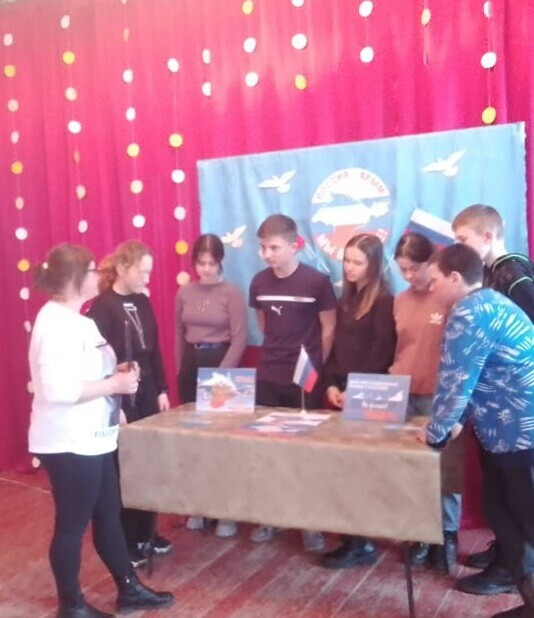 В Волоконовском сельском клубе прошёл патриотический час,по воссоединению Крыма с Россией:"Есть в России такой полуостров".