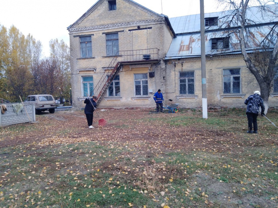 🍁 Работники Волоконовского дома культуры провели очередной осенний субботник! 🍁