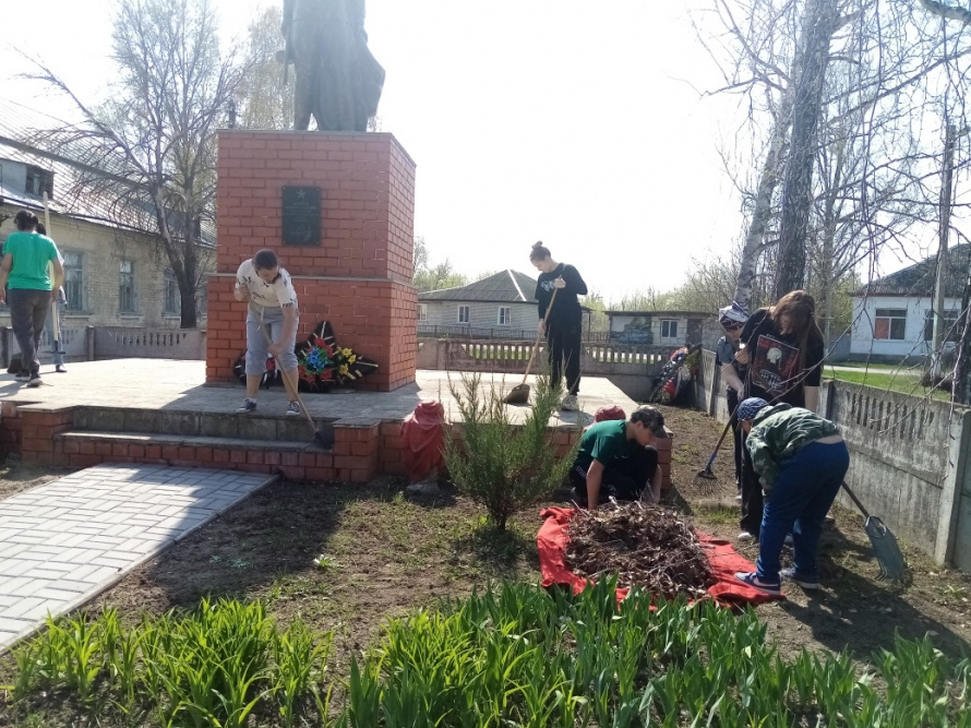 В Международный день памятников и исторических мест культработники и ученики школы навели порядок и убрали территорию Братской могилы села Волоконовка.