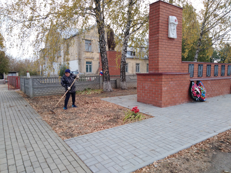 Культработники Волоконовского дома культуры провели акцию - «Памятникам Отечества – нашу заботу» по уборке территории Братской могилы и мемориала погибшим односельчанам в годы ВОВ.