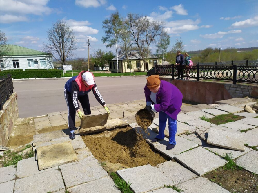 В Бондаревском ДК 8 и 21 апреля прошли субботники по уборке прилегающей территории