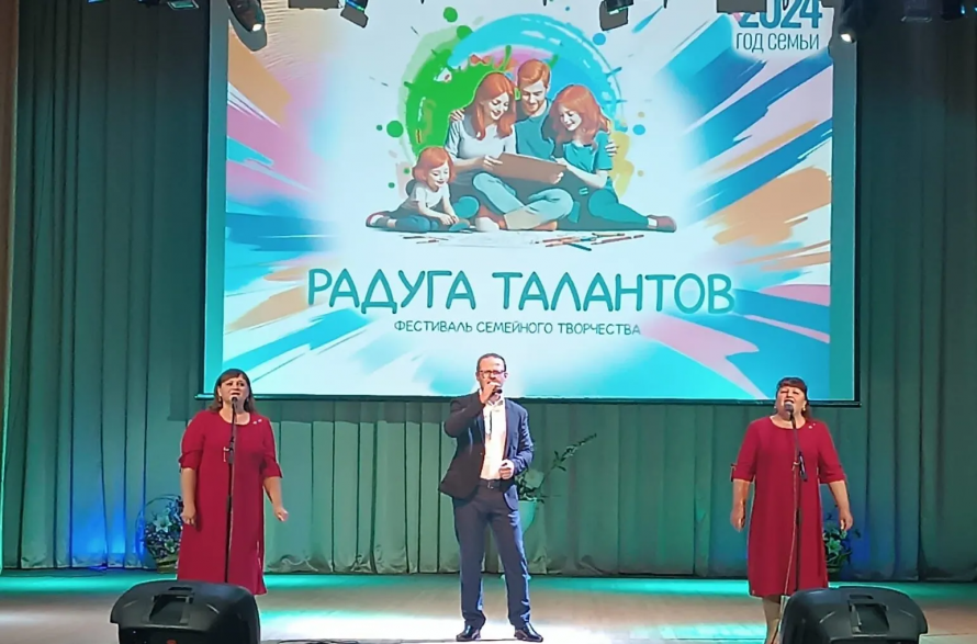 15 мая в Кантемировском дворце культуры семья Овчаренко приняла участие в районном фестивале семейного творчества "Радуга талантов", исполнив песню "Родительский дом".