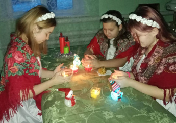В Волоконовском сельском клубе прошла познавательная программа "Раз в крещенский вечерок девушки гадали".