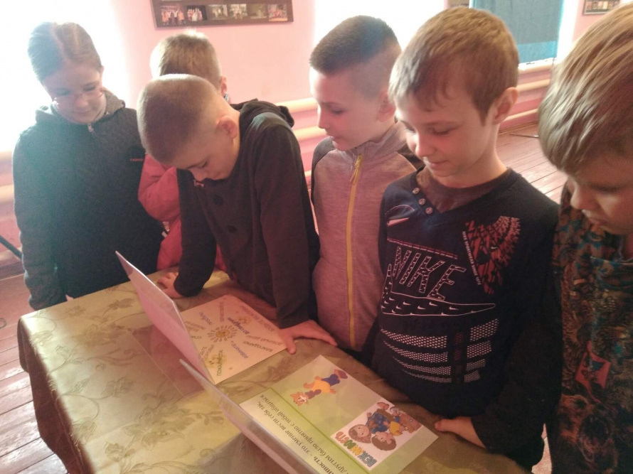 В Волоконовском сельском клубе прошёл познавательный час для детей "Будем взаимовежливы".