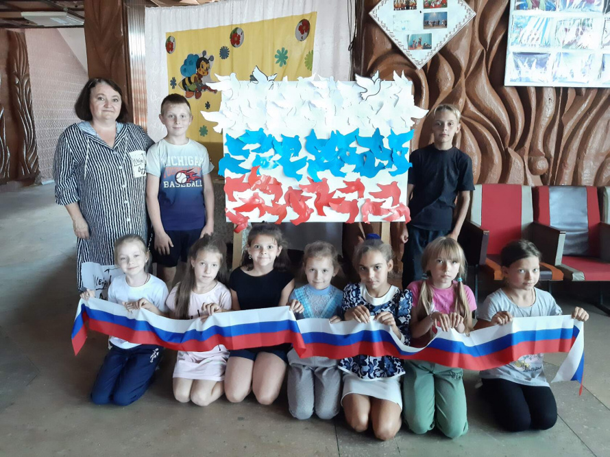 В Бондаревском ДК была проведена гражданско-патриотическая акция "Собери триколор"
