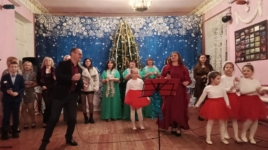 Новогодняя праздничная программа в Волоконовском доме культуры развернулась подобно сказочному спектаклю, наполнив души односельчан радостью и вдохновением. 