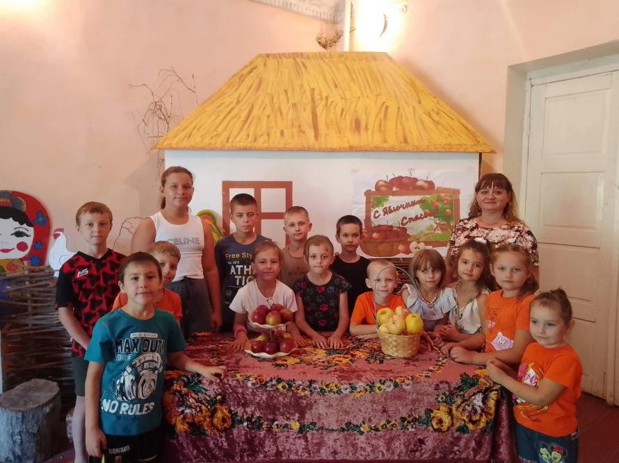 В уголке крестьянского быта Волоконовского Дома культуры прошла познавательно-игровая программа для детей «Яблочный спас – собрал сегодня нас".