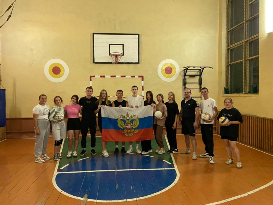 Молодежь села Волоконовка сыграли товарищеский матч по волейболу.  Мероприятие приурочили к Дню Государственного флага Российской Федерации.