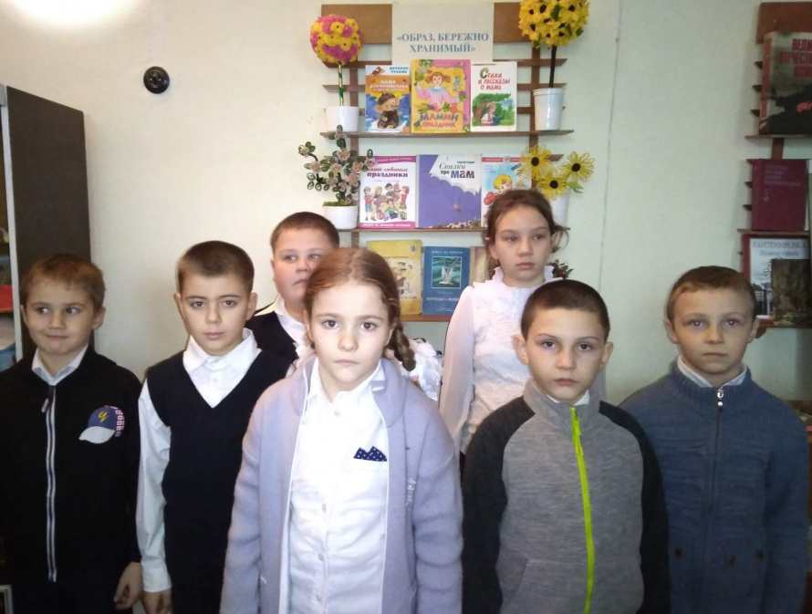 В Волоконовском ДК, совместно с библиотекой, прошла  книжная выставка "Образ,бережно хранимый",посвящённая Дню Матери.