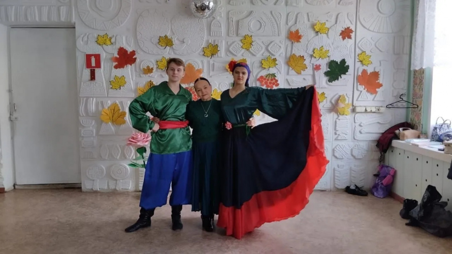 2 ноября народный хореографический ансамбль "Бондаряночка" и танцевальный коллектив "Сударушка" приняли участие в праздновании Дня села Кривоносово (Россошанский р-он).