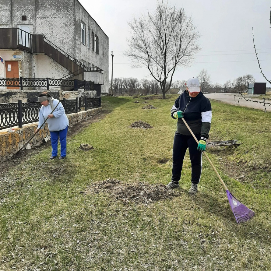 Работники Бондаревского ЦКД провели очередные субботники по уборке территории.