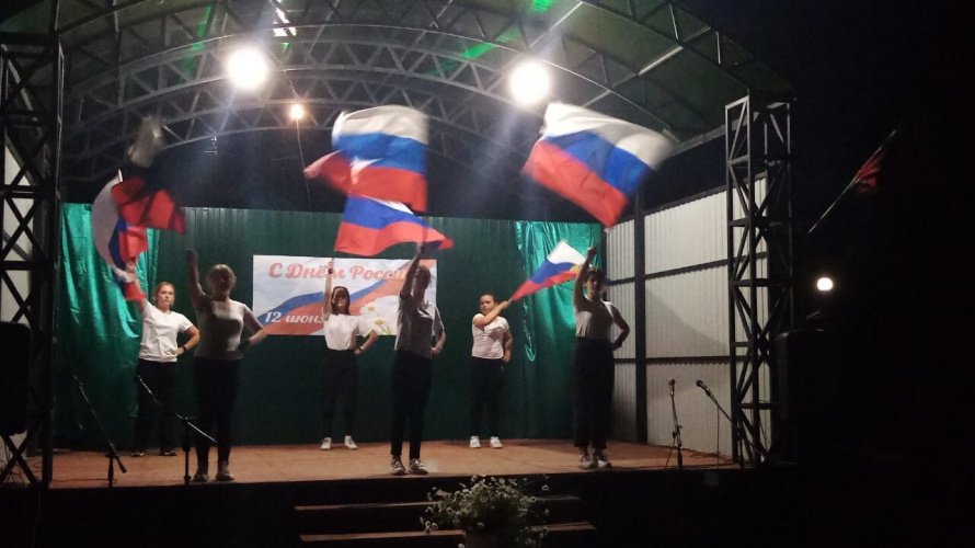 В парке культуры и отдыха села Волоконовка прошёл праздничный концерт ко Дню России "Россия-родина моя"