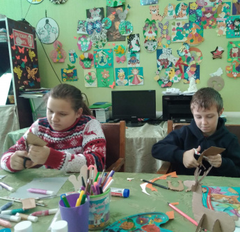 На кружке детского пркладного творчества "Страна Мастеров"  Ребята смастерили поделку "Новогодний олень" 🦌 из картона.