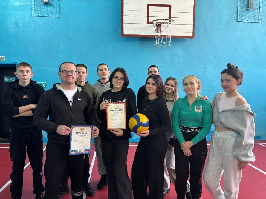 Молодежная команда села Волоконовка заняла 3-е 🥉 место в волейбольном турнире, посвященном 82-й годовщине освобождения села Новобелая от немецко-фашистских захватчиков.