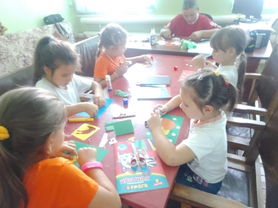 В Волоконовском доме культуры участники кружка ДПИ "Страна мастеров" смастерили аппликацию "Улиточка"🌼🐌🌼 из цветной бумаги и картона.