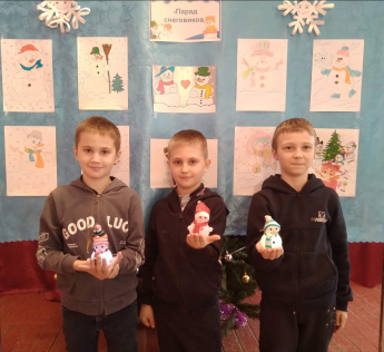 "Парад снеговиков" Под таким названием в Волоконовском доме культуры прошла выставка детских рисунков.