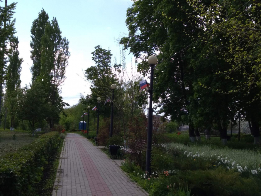 В предвении Дня Победы Парк культуры и отдыха села Волоконовка украсили патриотическими флажками