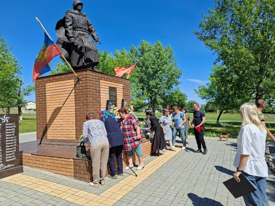 22 июня в день памяти и скорби к 85 летию начала Великой Отечественной войны у памятника воинам освободителям с. Бондарево прошла торжественная церемония возложения цветов "И грозно грянула война".