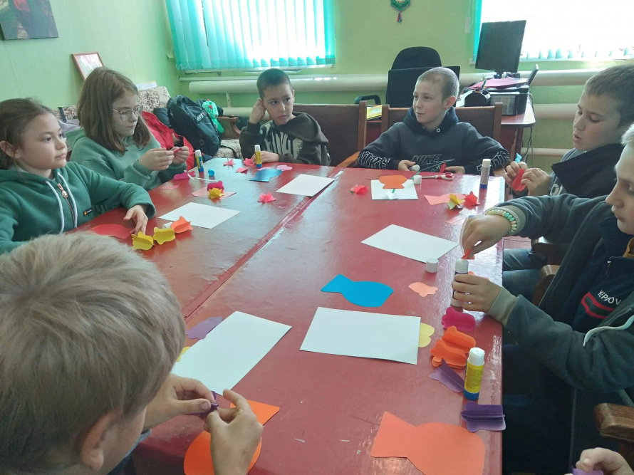  В Волоконовском доме культуры участники кружка детского прикладного творчества "Страна мастеров" создали весеннюю аппликацию "Тюльпаны в вазе"⚘⚘⚘ из цветной бумаги и картона.