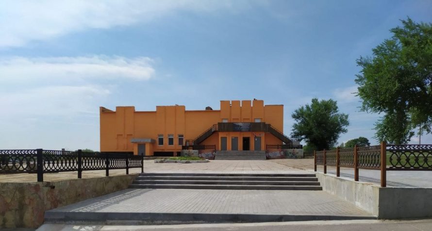 Работники Бондаревского дома культуры провели субботник по уборке прилегающей территории.