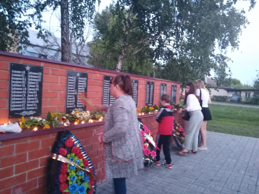 22 июня - в День памяти и скорби, у мемориала погибшим воинам- односельчанам жители села Волоконовка собрались на акцию "Свеча памяти"