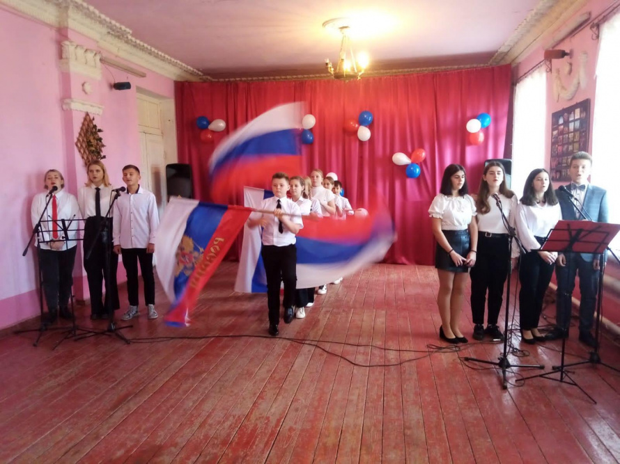 В Волоконовском клубе прошла тематическая программа "Возьмёмся за руки друзья",посвящённая Дню народного единства.
