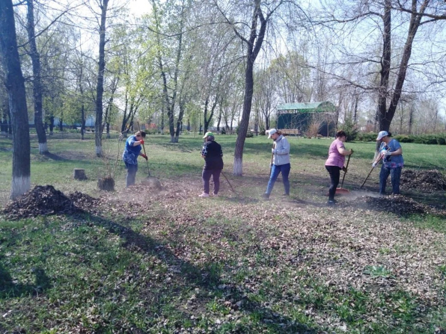 И снова наводим порядок в парке и территории ДК