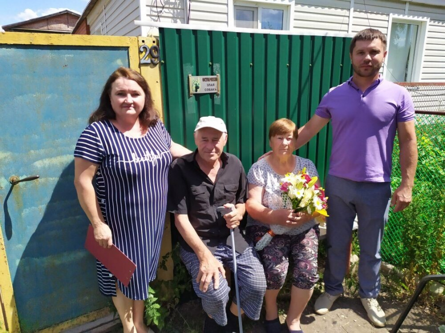 8 июля в День семьи, любви и верности ,отмечаемый в честь святых благоверных Петра и Февронии Муромских,работники Бондаревского ДК совместно с главой Бондаревского сельского поселения Лесниковым В.С поздравили семьи  односельчан .