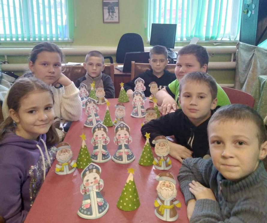 Кружок "Страна Мастеров". Дед Мороз,Снегурочка и ёлочка из конусов.