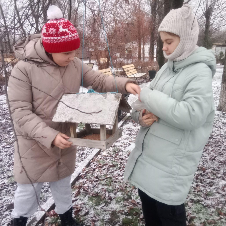 Участники танцевального коллектива"Орхидея" Волоконовского дома культуры присоединились к всероссийской экологической акции «Покормите птиц зимой».