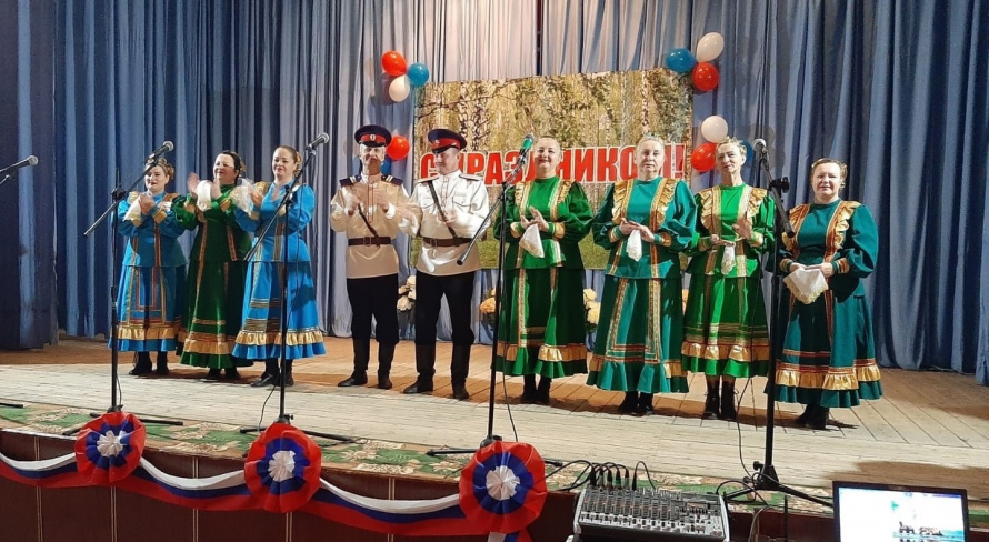 10 ноября в Бондаревском доме культуры прошел концерт народного вокально-хореографического ансамбля «Узоры» и солистов художественной самодеятельности Митрофановского центра культуры и досуга.